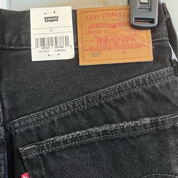 Levi's Premium High Rise 501 Shorts in Black NWT Size 25 - Picture 7 of 9